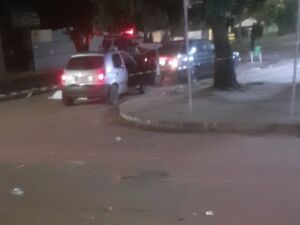 Motorista que teve carro atingido atirou na cabe&ccedil;a da v&iacute;tima; testemunhas depredaram o autom&oacute;vel abandonado pelo atirador