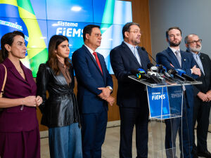 Camila esteve no palco durante coletiva de imprensa