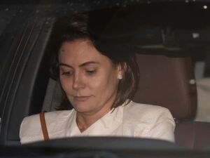 Recentes postagens de Michelle Bolsonaro sinalizam que ela tem conhecimento de informa&ccedil;&otilde;es que podem comprometer a candidatura de Fl&aacute;vio