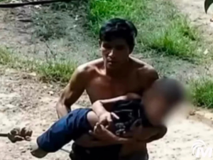 A v&iacute;tima chegou a ser socorrida, mas morreu; homem diz que jogou uma mochila no menino, sem se lembrar de que havia facas dentro dela