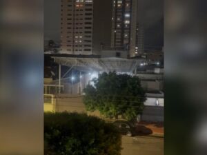 Ru&iacute;do &eacute; ouvido durante o dia e a noite, mesmo com portas e janelas fechadas e situa&ccedil;&atilde;o beira o insuport&aacute;vel
