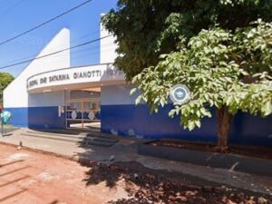 Segundo a respons&aacute;vel, filha umbandista se sente desconfort&aacute;vel com pr&aacute;ticas religiosas e diretor teria reagido com deboche ao ser questionado