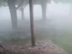 A chuva ainda veio acompanhada de uma grande quantidade de granizo e alagou algumas &aacute;reas