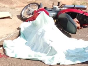 A v&iacute;tima teria batido a moto que conduzia contra um caminh&atilde;o