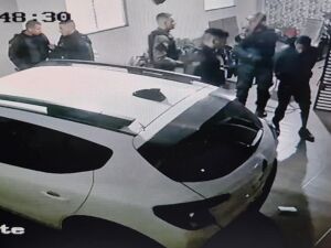 Baleado durante abordagem passou por telhados de v&aacute;rias casas antes de ser capturado