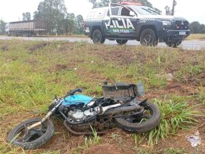 A motocicleta, uma Yamaha Fazer, foi recolhida pelas equipes da Pol&iacute;cia Militar