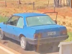 Os tr&ecirc;s estavam em um carro que ficou danificado pelos disparos