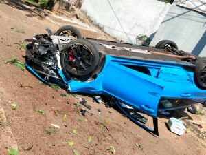 O condutor ficou ferido e o Honda Civic Type R ficou bastante danificado 