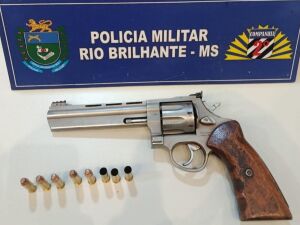 O ca&ccedil;ador estava sozinho em propriedade rural quando disparo atingiu a coxa direita; rev&oacute;lver e oito muni&ccedil;&otilde;es foram apreendidos