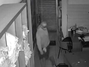 Os criminosos, geralmente moradores de rua, aproveitam a madrugada para invadir os estabelecimentos