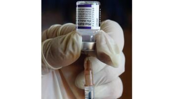 Enfermeira injeta agulha, mas não aplica vacina contra Covid-19 em criança (vídeo)