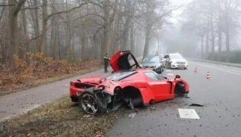 Homem faz test-drive com Ferrari de R$ 16 milhões e arrebenta carro em árvore na Holanda