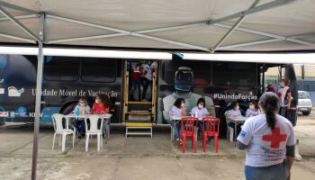 Ônibus de vacinação da Cruz Vermelha chega a Campo Grande