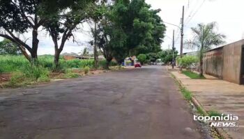 Filho espanca mãe em frente à loja no bairro das Moreninhas (vídeo)