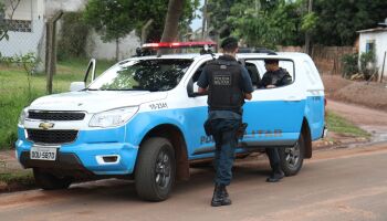 Ladrão tenta fugir empurrando carro e apanha da população em Campo Grande