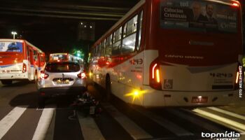 Motociclista fica em estado grave em acidente com ônibus na Afonso Pena