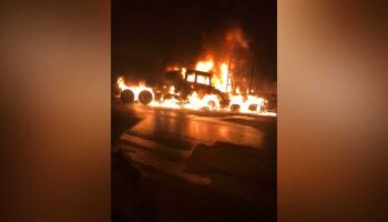 Duas carretas pegam fogo após baterem de frente em Água Clara
