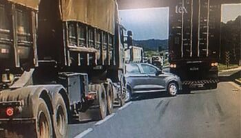 Carro é prensado entre dois caminhões em acidente na BR-116 no Paraná (vídeo)