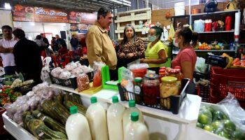 Em Naviraí, Riedel visita comércio e recebe demandas e elogios da população
