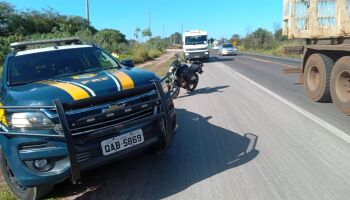 Motociclista bate na traseira de caminhão no macroanel de Campo Grande (vídeo)