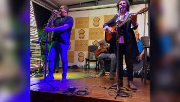 Cantores de MS 'levantam' público em show de Chrystian em Campo Grande