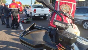 Motociclista não respeita distância e acerta traseira de Hilux na Vila Ipiranga (vídeo)
