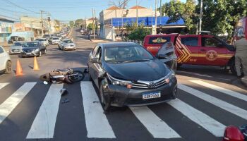 Batida entre carro e Biz deixa uma pessoa ferida em Campo Grande (vídeo)