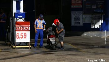 Lei do 'baixa imposto' deixa gasolina 40 centavos mais barata em Campo Grande 
