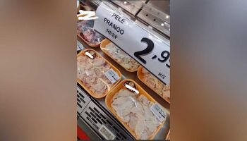 Pele de frango vendida a R$ 2,99 em supermercado gera revolta nas redes sociais