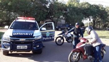 Sem CNH, motociclista tenta dar 'pinote' bate em viatura e vai preso em Paranaíba 