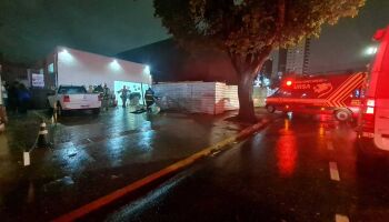 Bombeiros tentam resgatar operário que caiu em buraco de obra em Campo Grande
