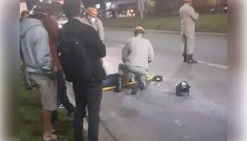 Motociclista é atropelado por carro, bate em poste e morre em Ponta Porã