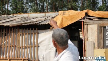 Vendaval destalha casa e família busca força para reconstruir telhado no Lageado (vídeo)