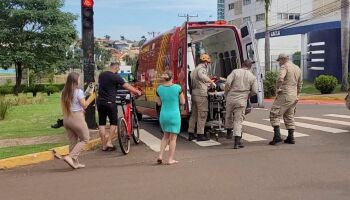 Ciclista 'fura sinal' e é atropelado por carro na Afonso Pena (vídeo)
