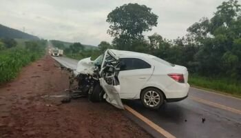 Acidente entre carro e caminhonete deixa um morto em Água Clara (vídeo)