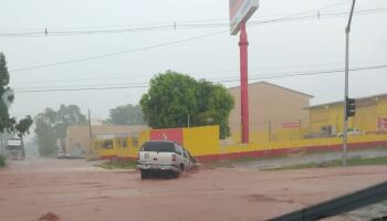 Chuva obriga motoristas a redobrarem cuidados em rodovia de Campo Grande (vídeo)