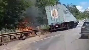 Caminhão bate em carros e testemunhas se desesperam com incêndio na BR-163