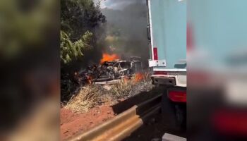 Ocupante de Hilux morre queimado em batida com caminhão na BR-163 (vídeo)