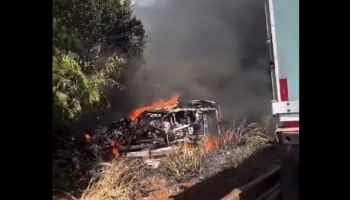 Ocupantes de Hilux morreram queimados em batida com caminhão na BR-163 (vídeo)