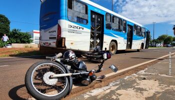 Jovem e idosa ficam feridos ao bater moto em ônibus na Gunter Hans (vídeo)