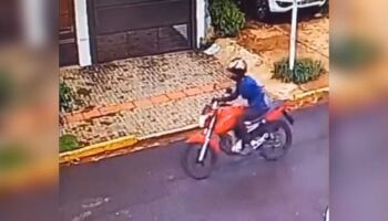 Homem uniformizado furta moto nova no Santa Fé (vídeo)