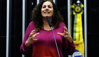 Deputada do PCdoB vota para perdoar dívidas de igrejas e José de Abreu dispara: 'vai se fod***'