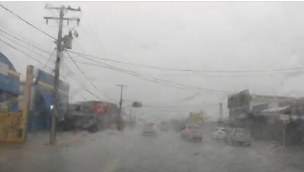Chuva na regi&atilde;o central de Campo Grande