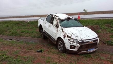 Caminhonete em que o casal estava ficou destruída