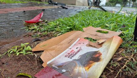 Batida em cruzamento com a Afonso Pena deixou veículo capotado no Jardim dos Estados