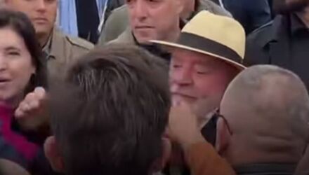 Lula &eacute; abra&ccedil;ado por pequeno grupo em Tr&ecirc;s Lagoas