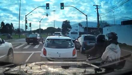 O condutor da caminhonete afirmou que levou ao impedir a fuga do motociclista ap&oacute;s a batida