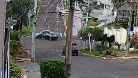 Parte frontal do carro ficou completamente destru&iacute;da