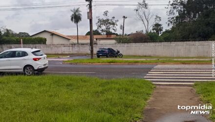 O motociclista seguia no corredor entre carros durante congestionamento