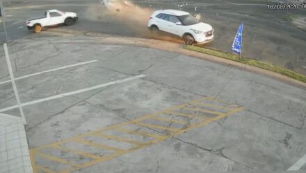 Motorista b&ecirc;bado furou sinal e destru&iacute;do outro ve&iacute;culo e muro de resid&ecirc;ncia